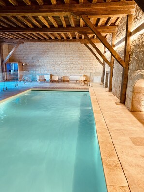 Piscine couverte, cabanons gratuits, chaises longues