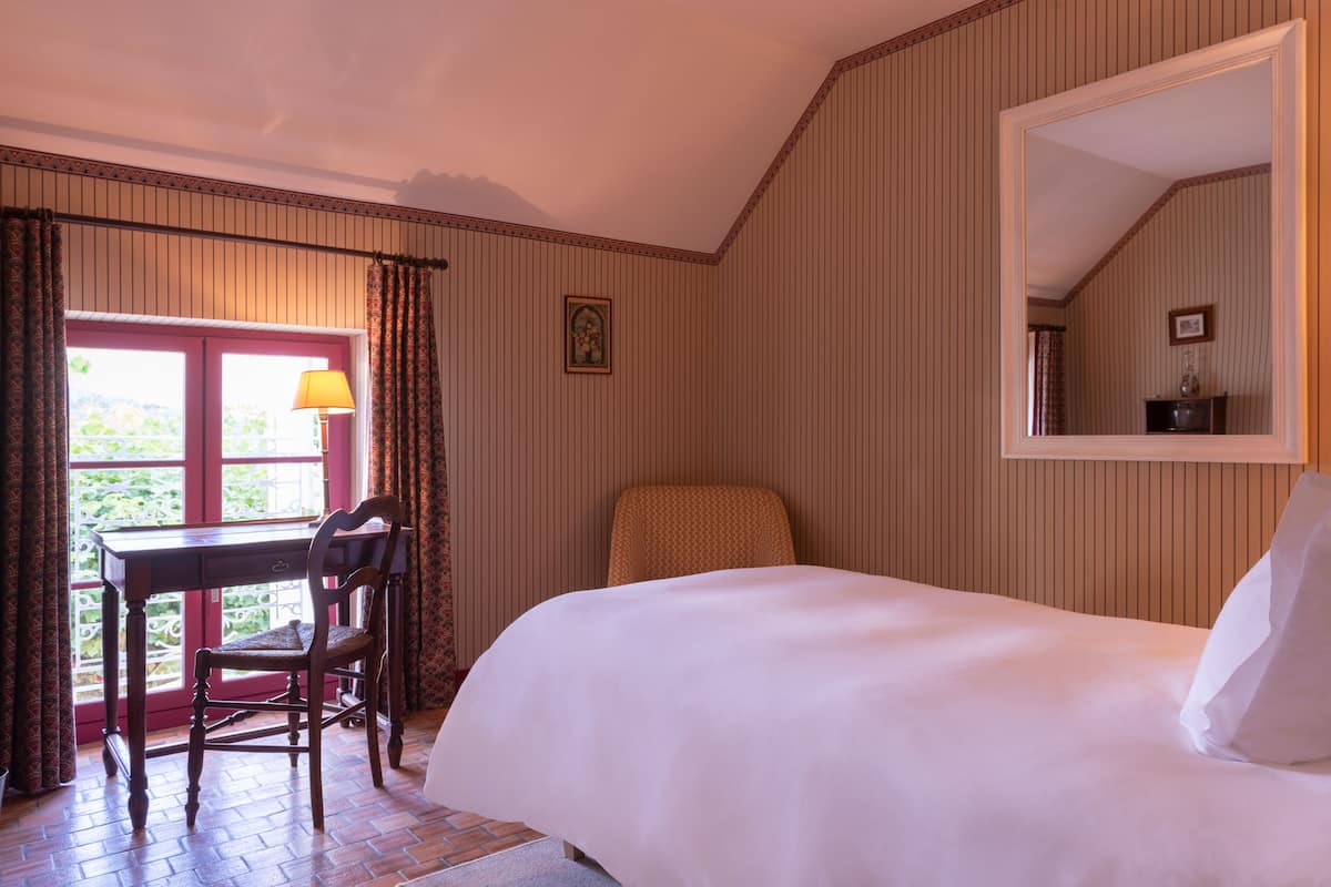 Une chambre à coucher avec un lit, un bureau et une chaise.
