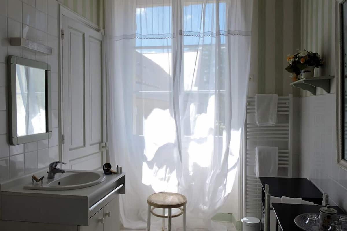 family suite for 4 | bathroom | free toiletries, hair dryer, towels