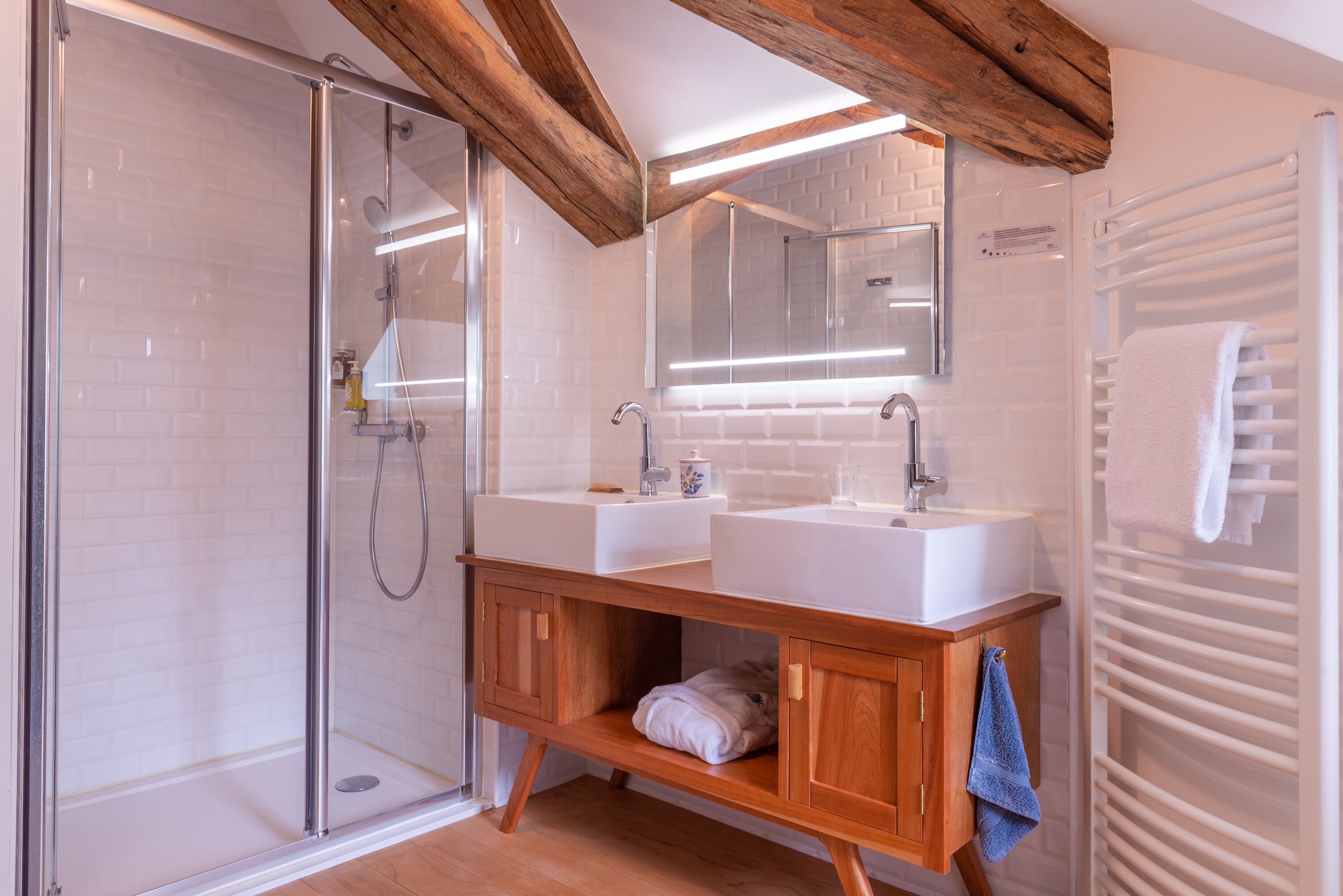 double room (insolite) | bathroom | free toiletries, hair dryer, towels