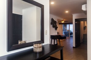 Appartement Deluxe, 2 chambres, vue sur l’océan, en face de la plage | Literie de qualité, coffre-fort, bureau, fer et planche à repasser