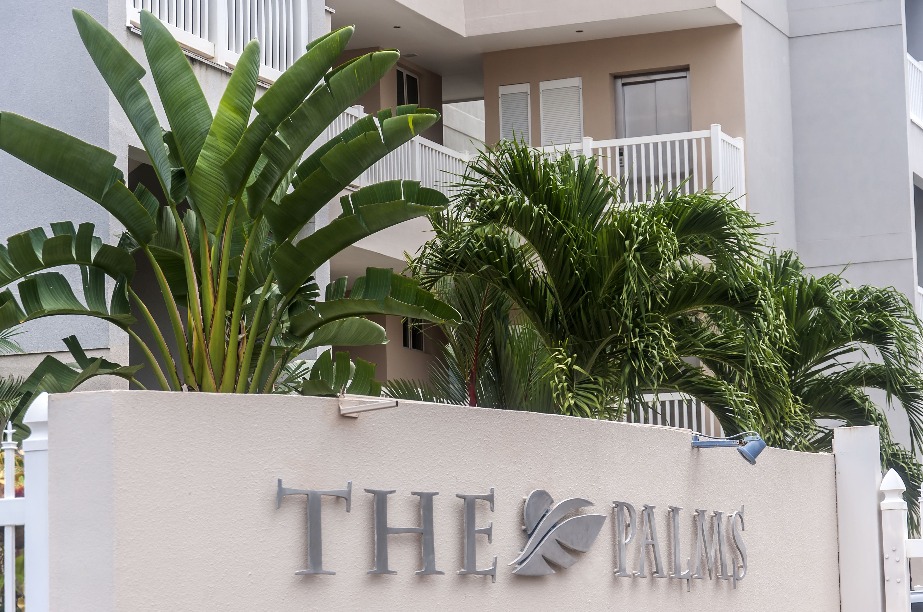Ein Gebäude mit einem Schild, auf dem „THE PALMS“ steht.