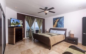 Appartement Penthouse luxueux, 3 chambres, vue sur l’océan, en face de la plage | Literie de qualité, coffre-fort, bureau, fer et planche à repasser