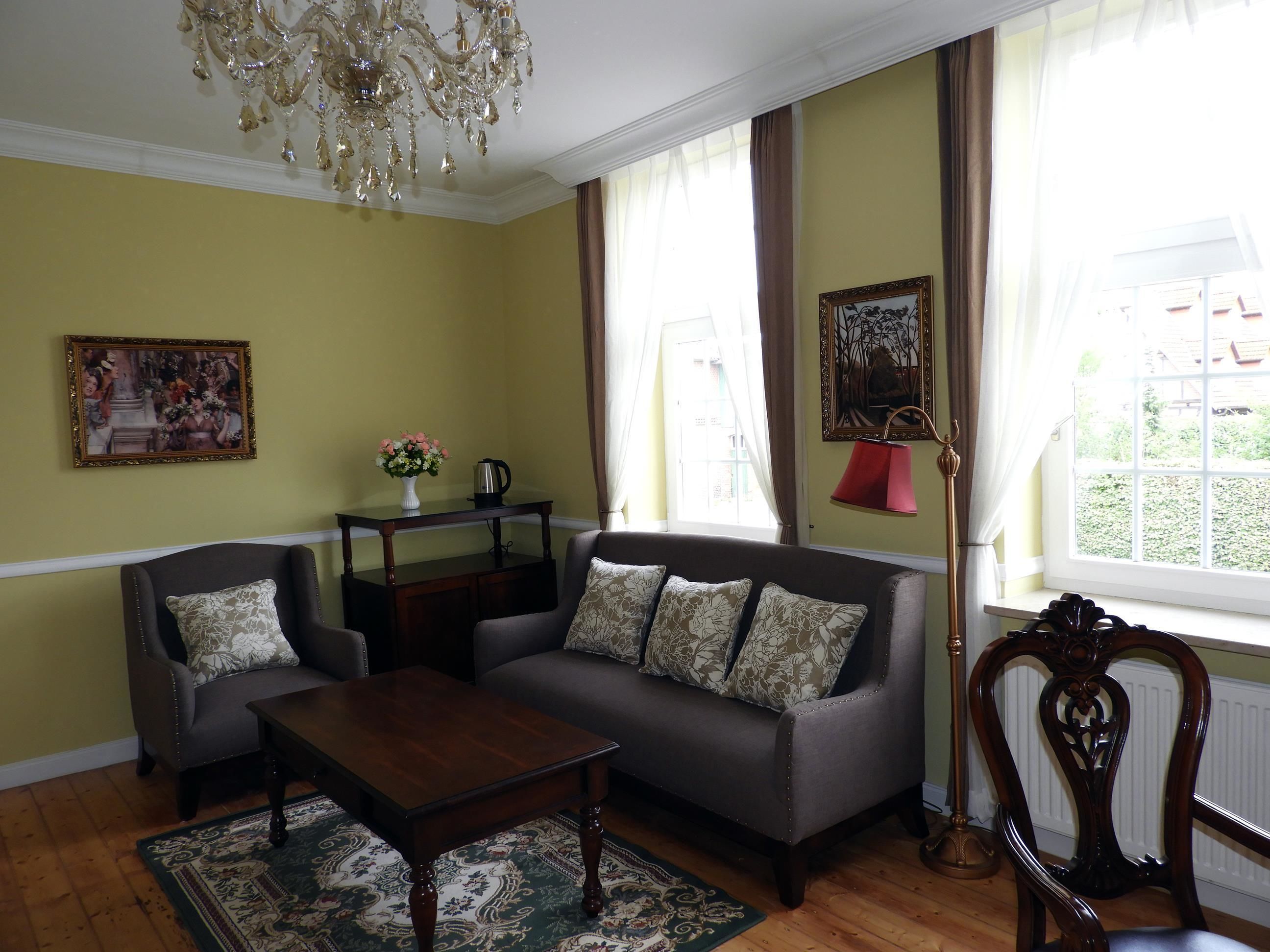 exclusive suite | living room | flat-screen tv, pay films