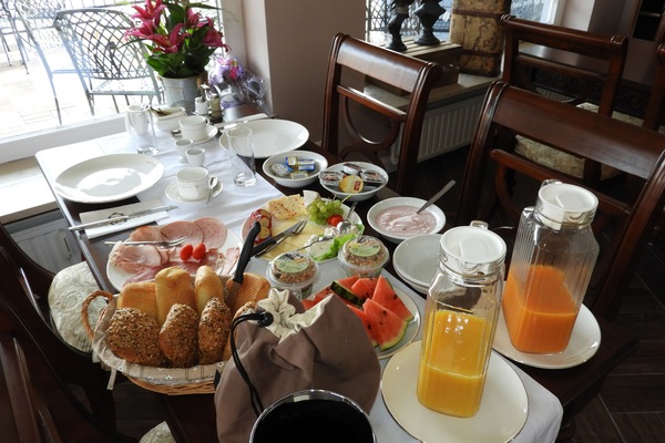 Tägliches Frühstücksbuffet (12 EUR pro Person)