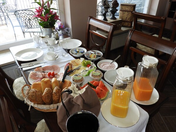 Daily buffet breakfast (EUR 12 per person) - Hotel Villa SVD (Schneverdingen)
