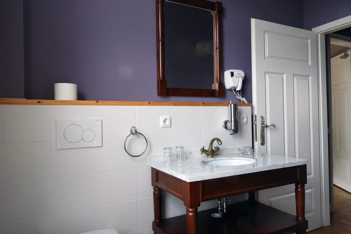 autumn suite | bathroom | shower, free toiletries, hair dryer, slippers