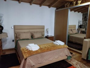 Minibar, Zimmersafe, Schreibtisch, Verdunkelungsvorhänge