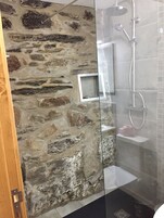 Habitación individual familiar | Baño | Ducha, artículos de higiene personal gratuitos y secador de pelo