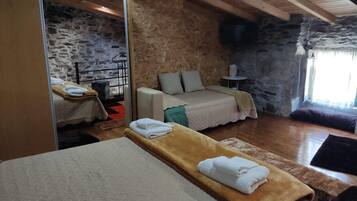 Minibar, caja de seguridad en la habitación y escritorio