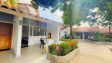 Cabaña familiar | Minibar, caja de seguridad en la habitación y cortinas blackout