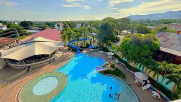 2 outdoor pools, pool loungers