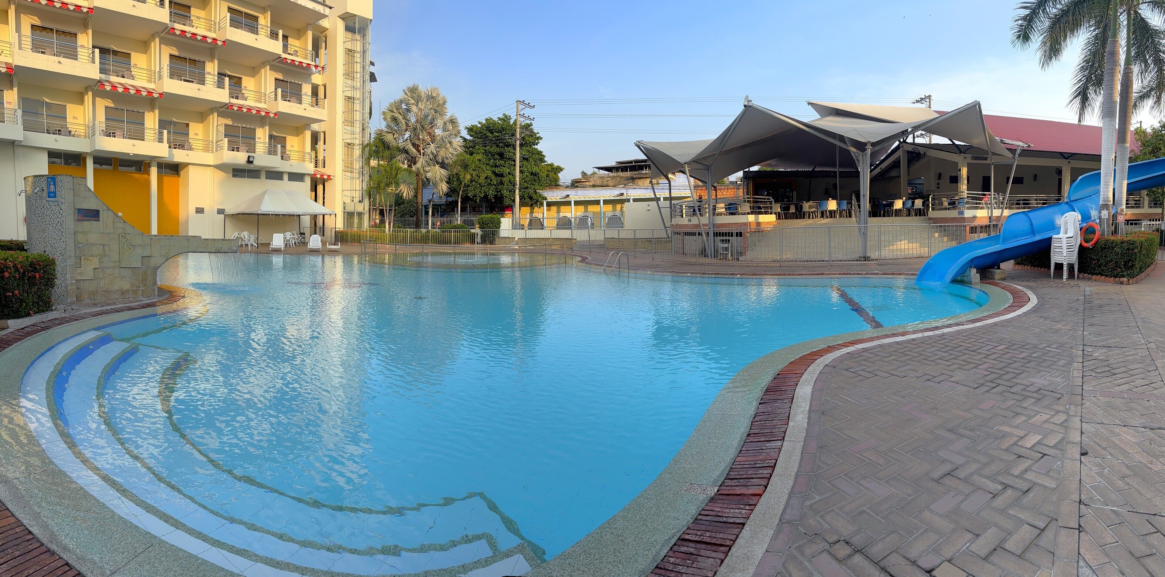 2 outdoor pools, sun loungers