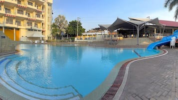 2 piscines a l'aire lliure i gandules