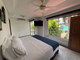 小型客房, 多张床 | 迷你吧、客房内保险箱、遮光窗帘、免费 WiFi