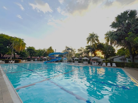 2 piscinas al aire libre, sillones reclinables de piscina