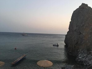 Plage, chaises longues, parasols