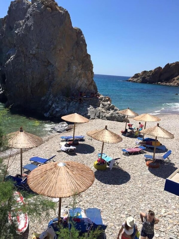 Plage, chaises longues, parasols