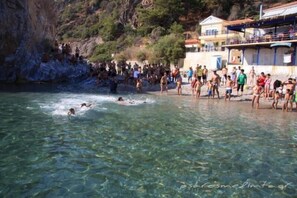 位於海灘上、躺椅、遮陽傘