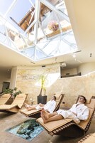 Un sauna, una bañera de hidromasaje, baño turco/hammam