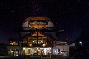 Façade de l’hébergement - soirée/nuit