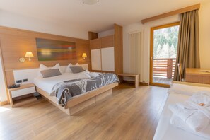 三人房 | 迷你吧、客房內保險箱、書桌、免費搖籃/嬰兒床