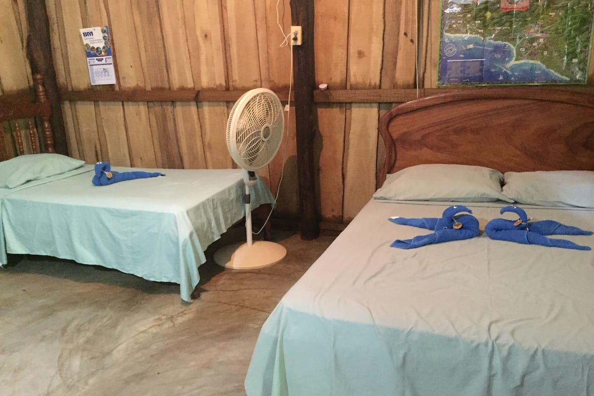 Cabaña básica, dormitorio mixto | 1 habitación, muebles diferentes, cortinas blackout y wifi gratis
