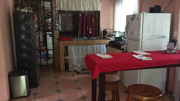 Full-sized fridge, stovetop, coffee/tea maker, electric kettle