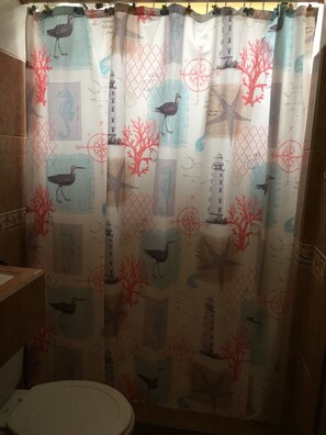 Shower, free toiletries, towels - Amauri & Leda's Place (Bahía Ballena)
