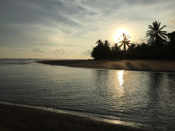 Perto da praia, espreguiçadeiras, bar na praia 