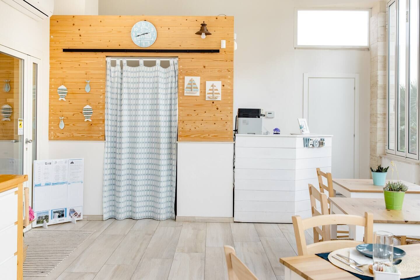 Une cuisine moderne avec un lambris en bois, une horloge et un réfrigérateur.