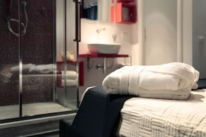 Shower, free toiletries, hair dryer, bidet - Rome Services Borgo Suites (Rome)