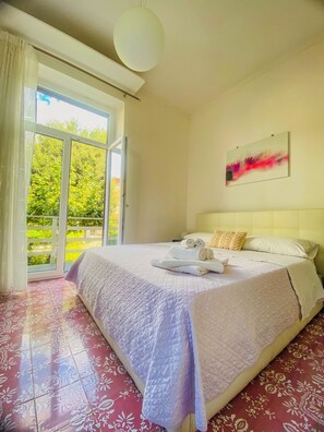 Schreibtisch, kostenlose Babybetten, kostenloses WLAN, Bettwäsche