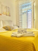 Escritorio, cunas gratuitas, wifi gratis y ropa de cama 