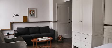 Premium bedding, in-room safe, desk, blackout drapes