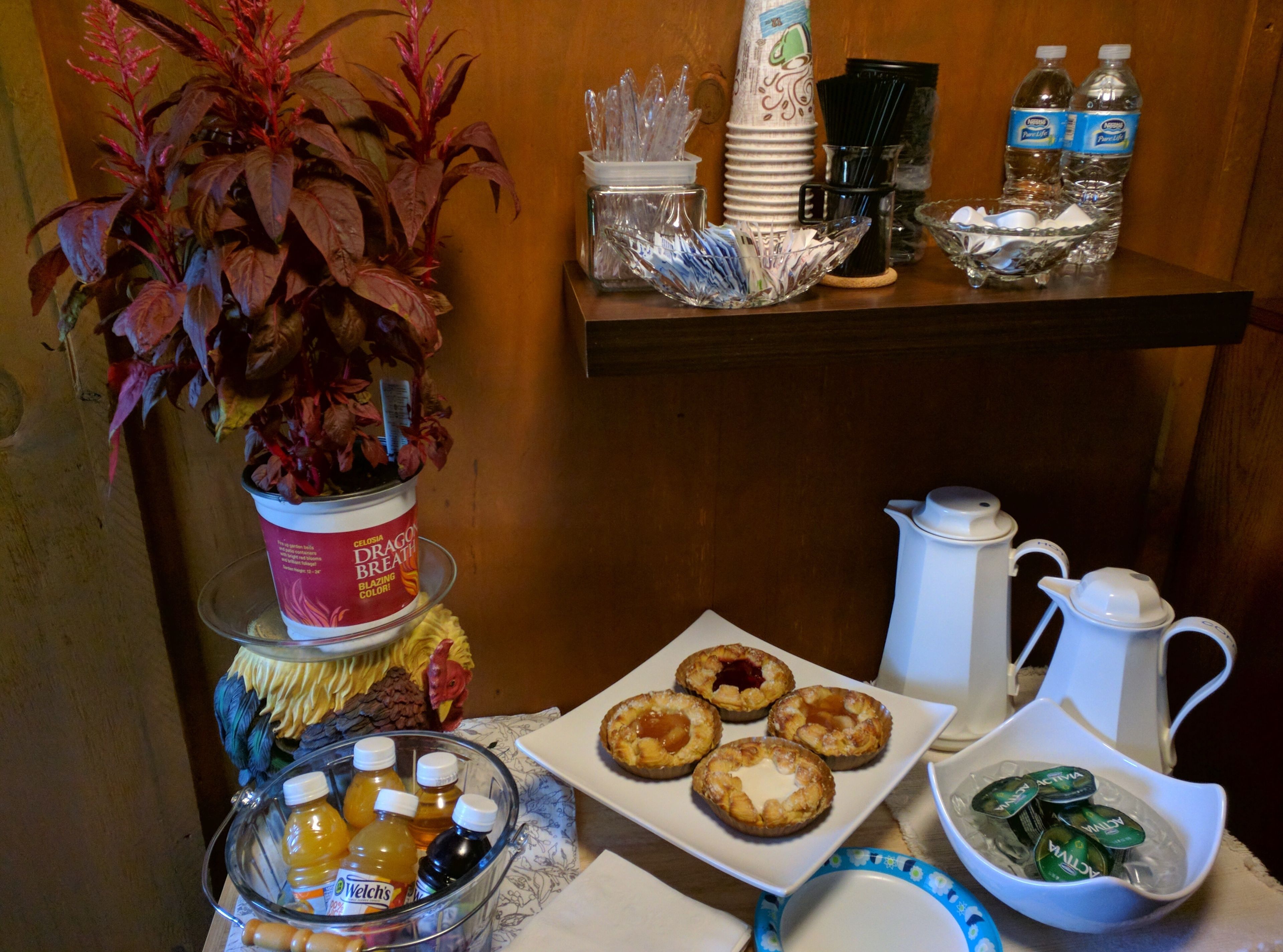 Ein reichhaltiges Frühstücksbuffet mit Backwaren, Getränken und einer Kaffeestation.