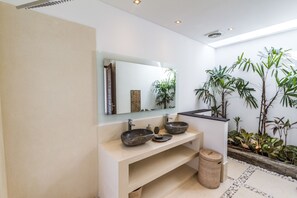Villa familiar, 3 habitaciones, para no fumadores, vista a la alberca | Baño | Regadera, amenidades de baño gratuitas, secadora de cabello, toallas