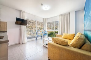 Superior-huoneisto, näköala uima-altaalle | Ylelliset vuodevaatteet, untuvapeitot, tallelokero huoneessa