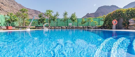 Outdoor pool, sun loungers