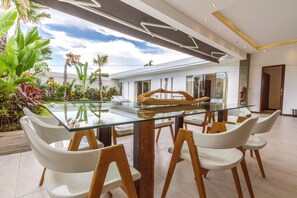 Familienvilla, 3 Schlafzimmer, Nichtraucher, Poolblick | Wohnbereich | Flachbildfernseher