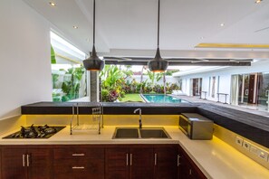 Familienvilla, 3 Schlafzimmer, Nichtraucher, Poolblick | Eigene Küche | Kühlschrank, Herdplatte, Wasserkocher, Kochgeschirr/Geschirr/Besteck