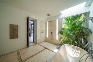 ヴィラ 3 ベッドルーム プライベートプール | バスルーム | 個別の浴槽とシャワー、バスアメニティ (無料)、ヘアドライヤー、タオル