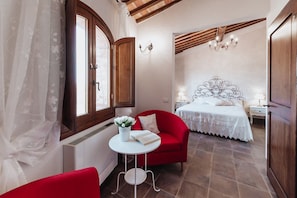 Doppia Superior, vista collina | 1 camera, minibar, una scrivania, Wi-Fi gratuito