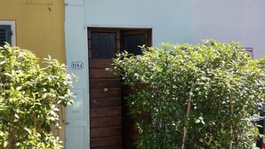 A building with a wooden door and a number '1184' on the wall. - Affittacamere Grandpa Mau (Lucca)