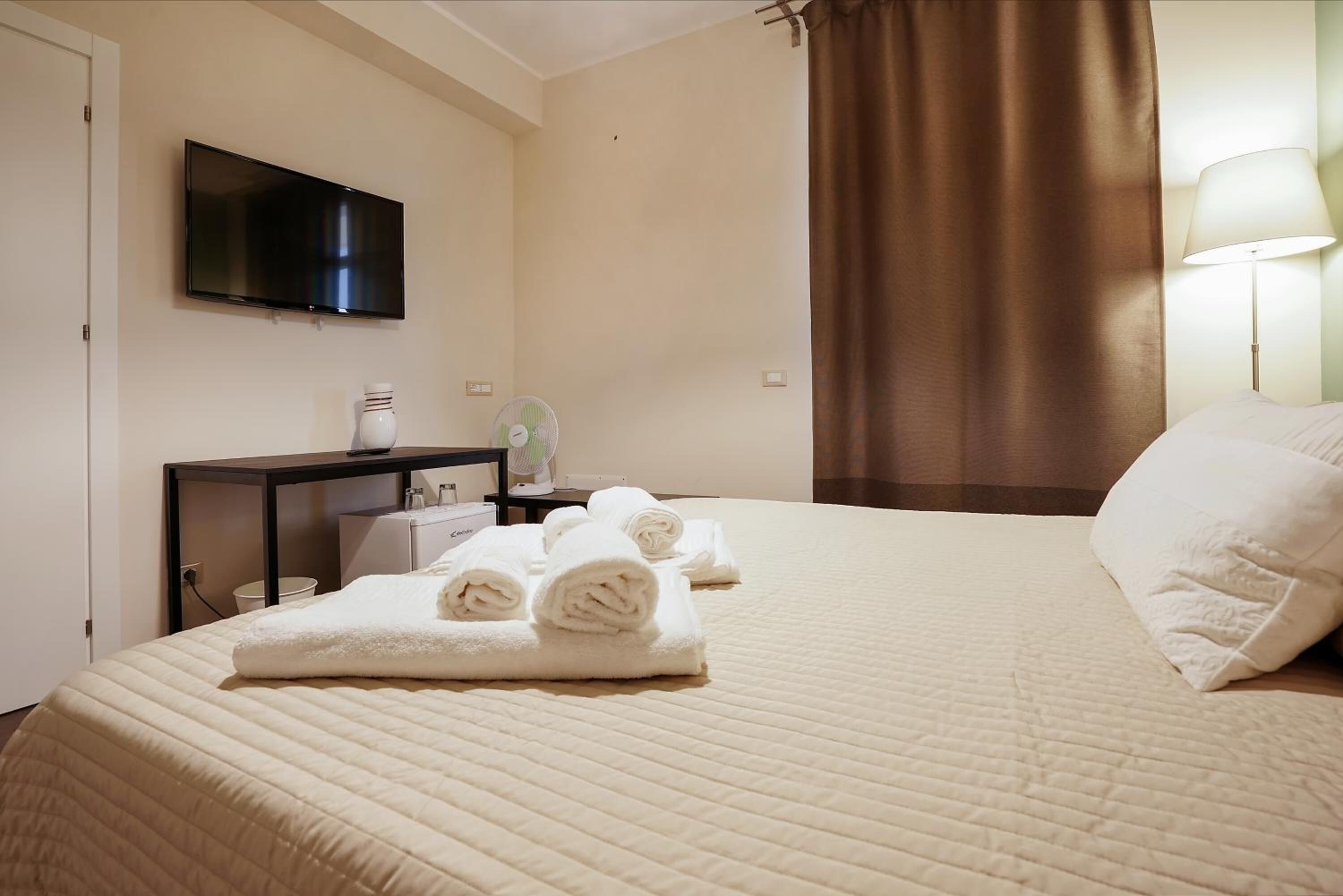 1 bedroom, hypo-allergenic bedding, down comforters, minibar