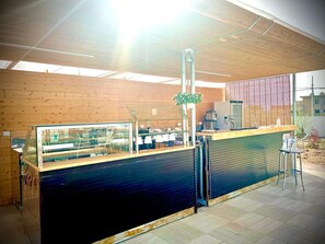 Bar tepi kolam renang