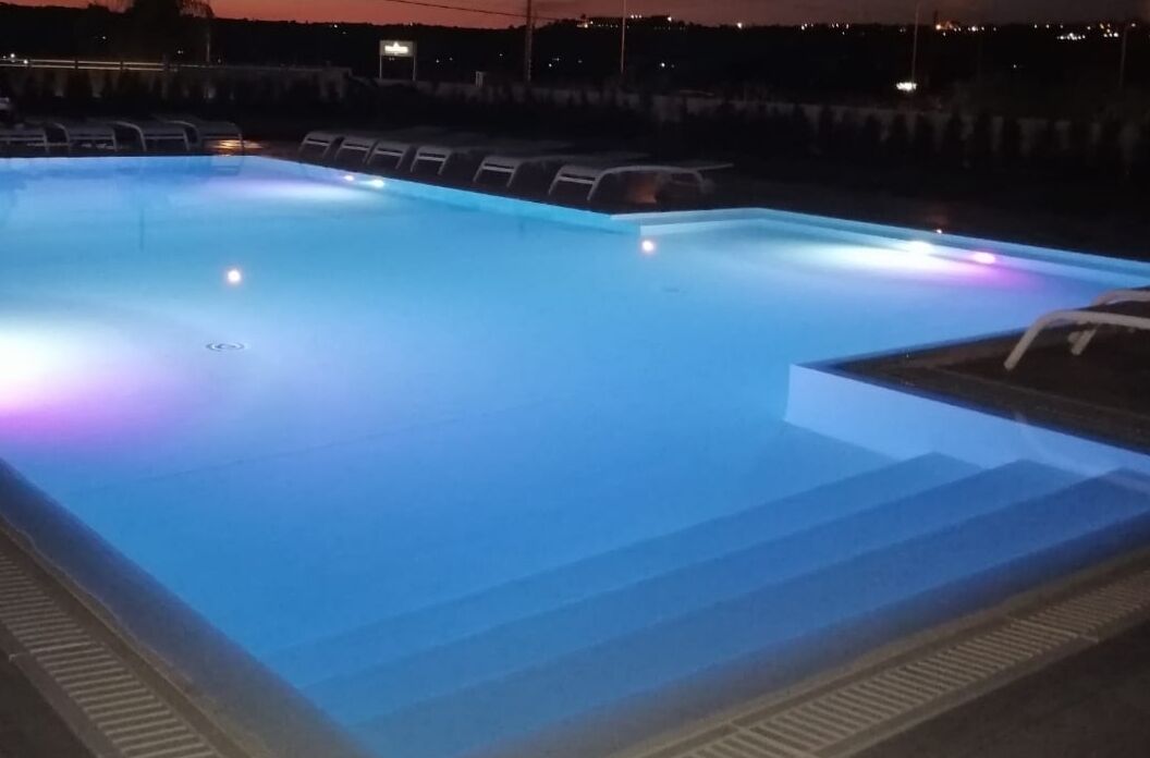 Una piscina al aire libre de temporada