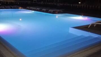 Kolam renang outdoor musiman