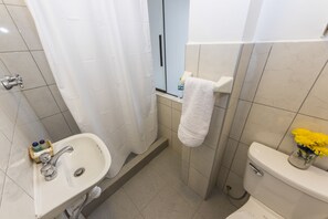 Enkeltrom – standard | Bad | Dusj, toalettartikler (inkludert) og håndklær