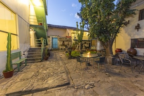 Courtyard - Home Hoteles - Casa Arcopunco (Cusco)